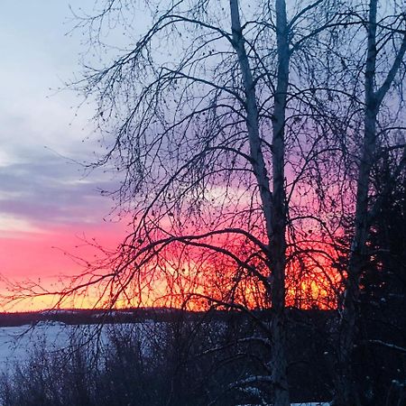 Mabuhay Lakeside Manor Bed & Breakfast Yellowknife Bagian luar foto