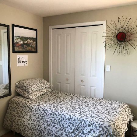 Mabuhay Lakeside Manor Bed & Breakfast Yellowknife Bagian luar foto