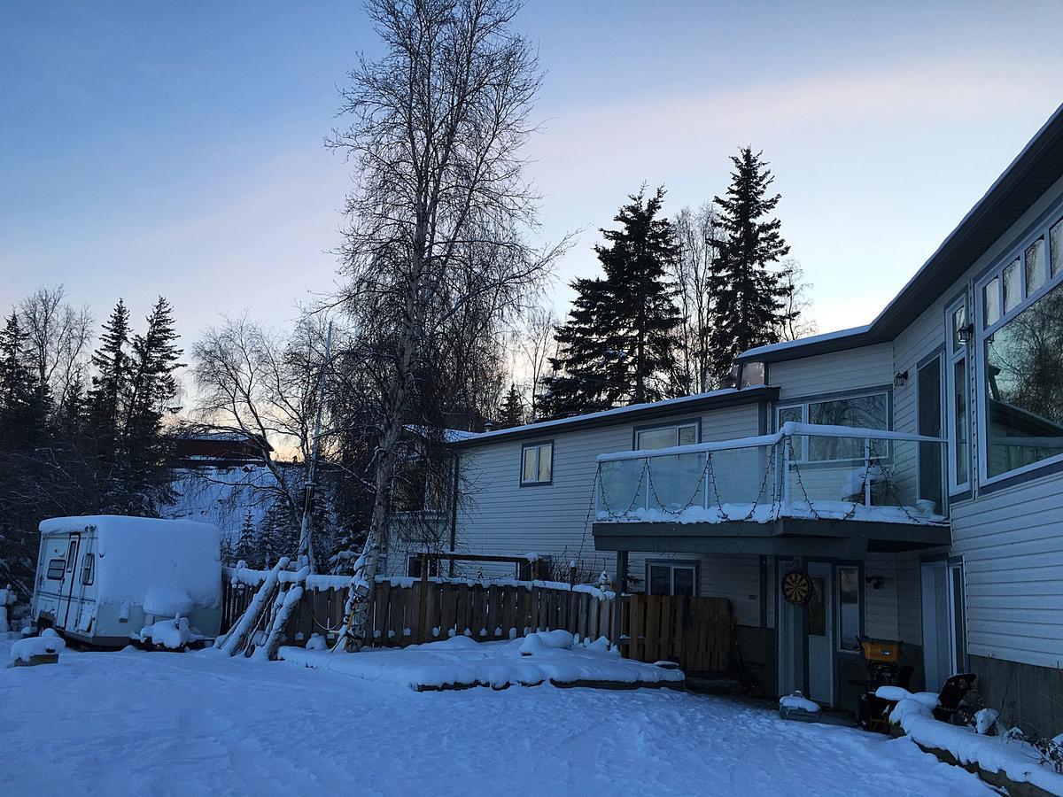 Mabuhay Lakeside Manor Bed & Breakfast Yellowknife Bagian luar foto