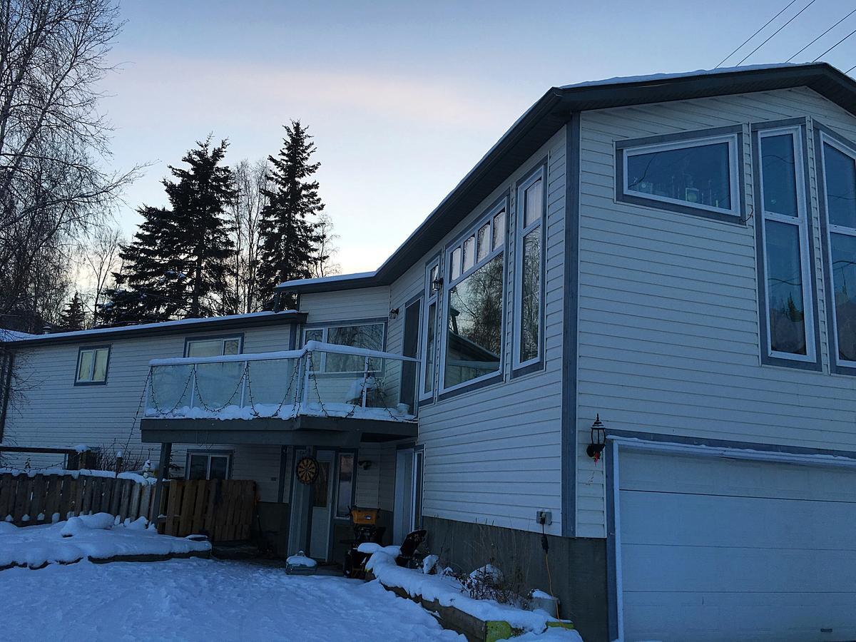 Mabuhay Lakeside Manor Bed & Breakfast Yellowknife Bagian luar foto