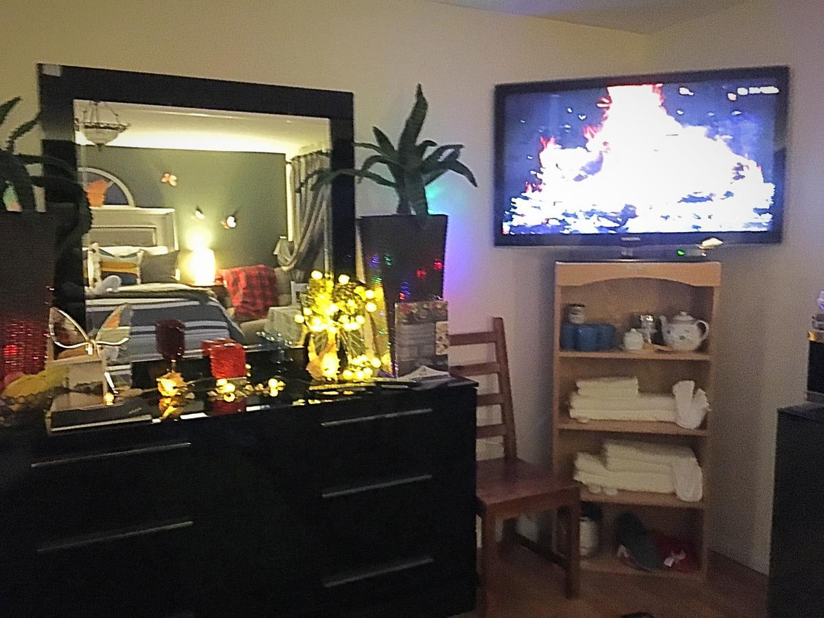 Mabuhay Lakeside Manor Bed & Breakfast Yellowknife Bagian luar foto