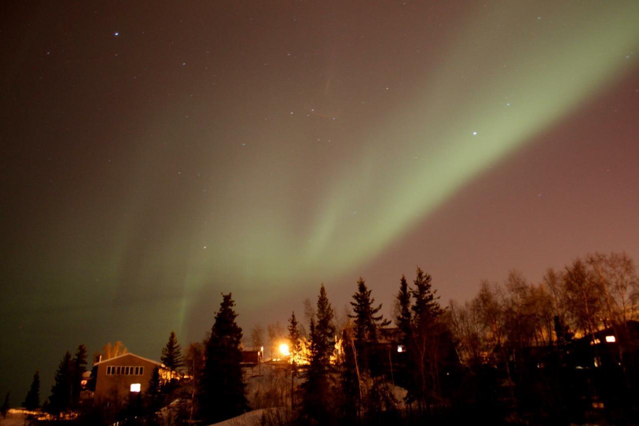 Mabuhay Lakeside Manor Bed & Breakfast Yellowknife Bagian luar foto