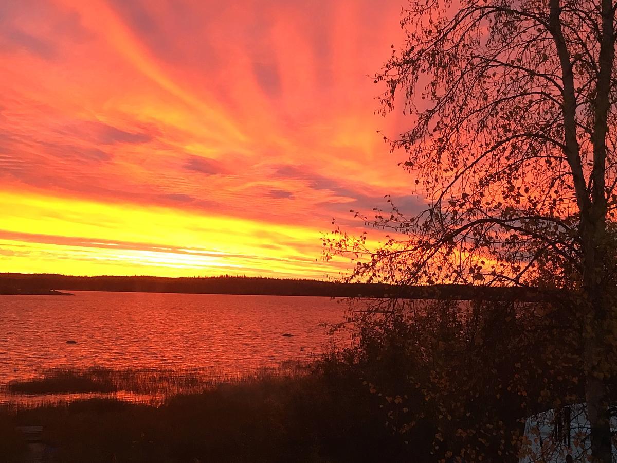 Mabuhay Lakeside Manor Bed & Breakfast Yellowknife Bagian luar foto