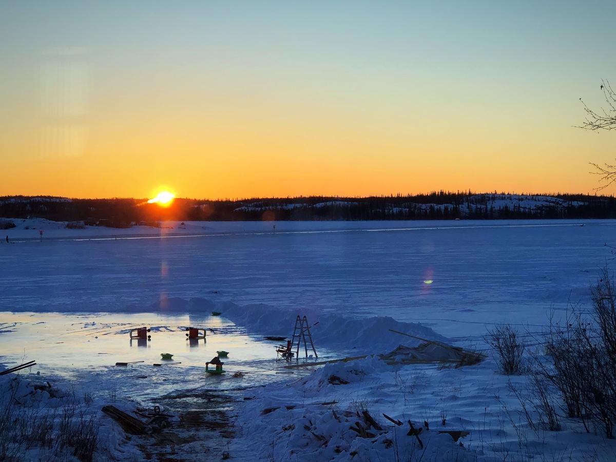 Mabuhay Lakeside Manor Bed & Breakfast Yellowknife Bagian luar foto
