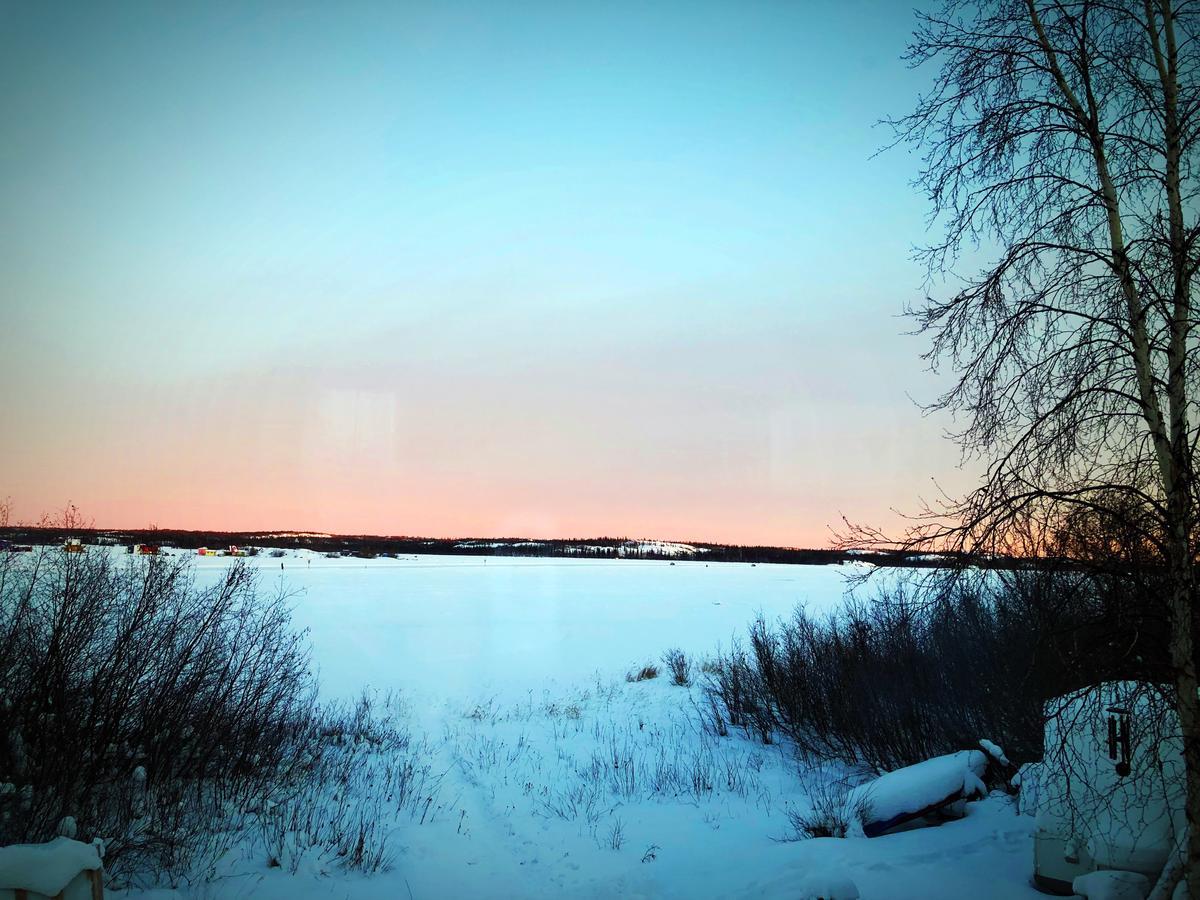 Mabuhay Lakeside Manor Bed & Breakfast Yellowknife Bagian luar foto