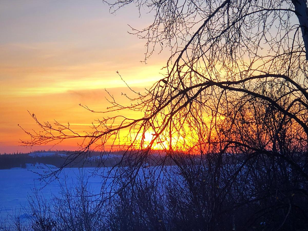 Mabuhay Lakeside Manor Bed & Breakfast Yellowknife Bagian luar foto