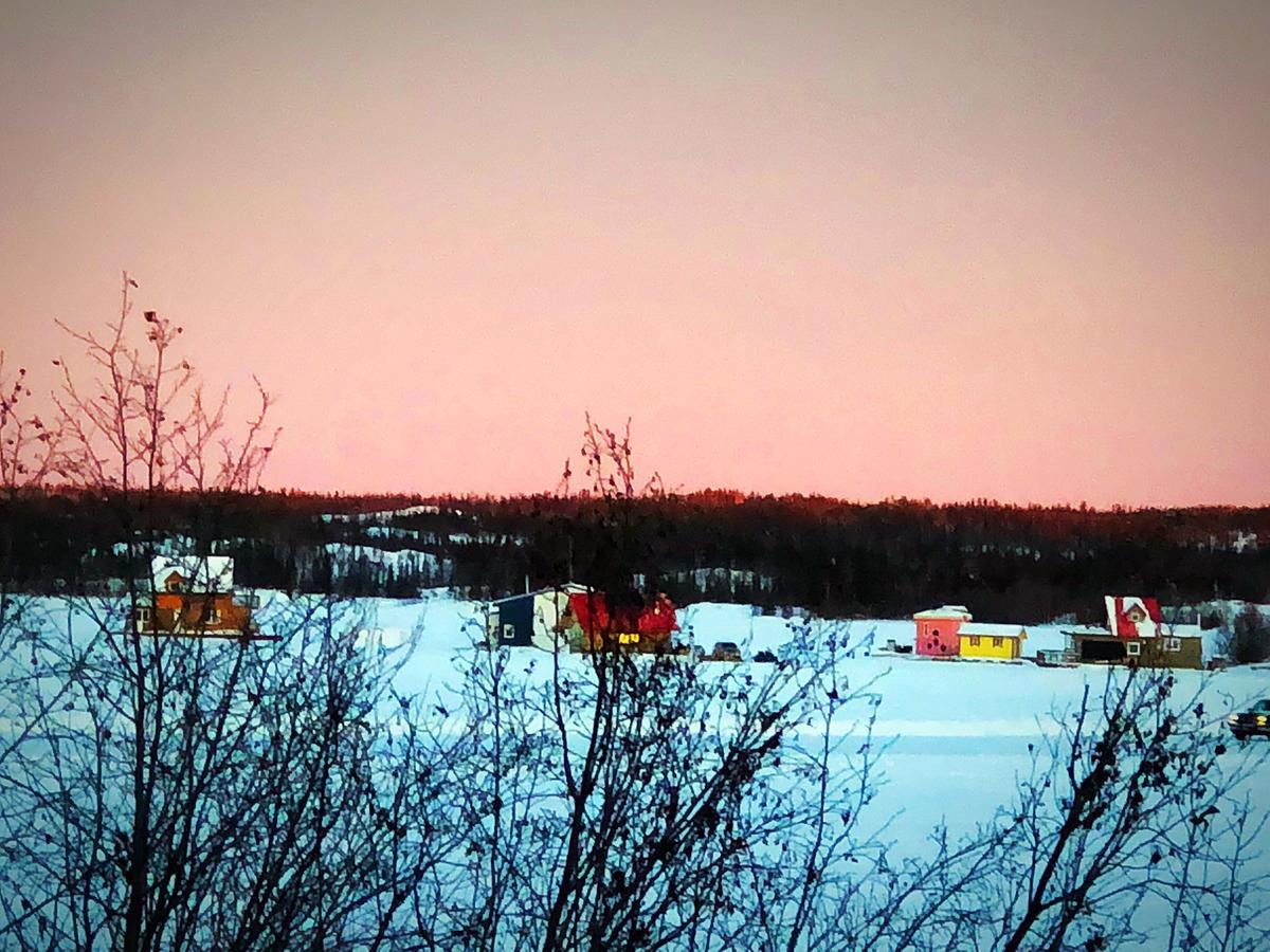 Mabuhay Lakeside Manor Bed & Breakfast Yellowknife Bagian luar foto