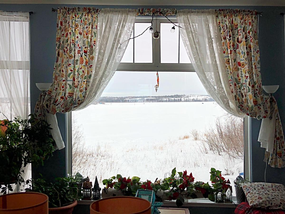Mabuhay Lakeside Manor Bed & Breakfast Yellowknife Bagian luar foto