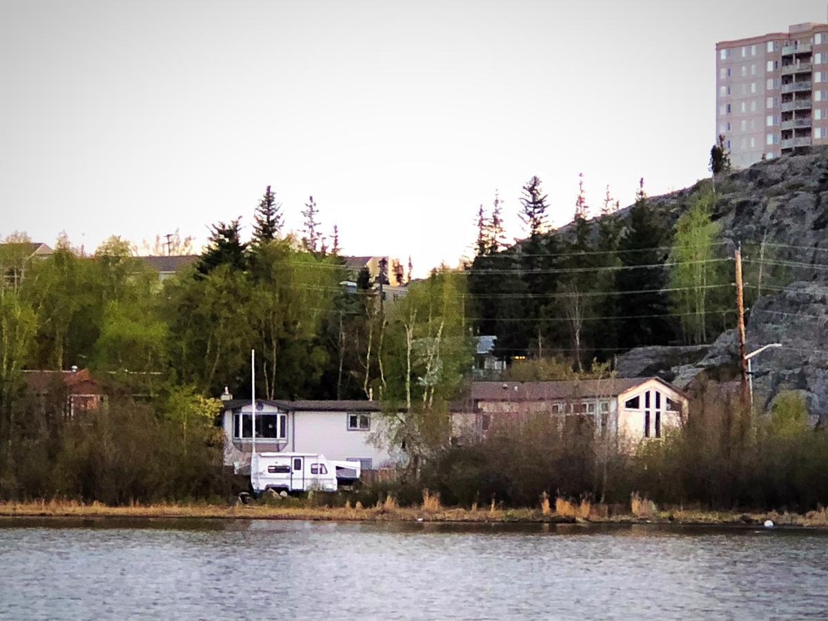 Mabuhay Lakeside Manor Bed & Breakfast Yellowknife Bagian luar foto