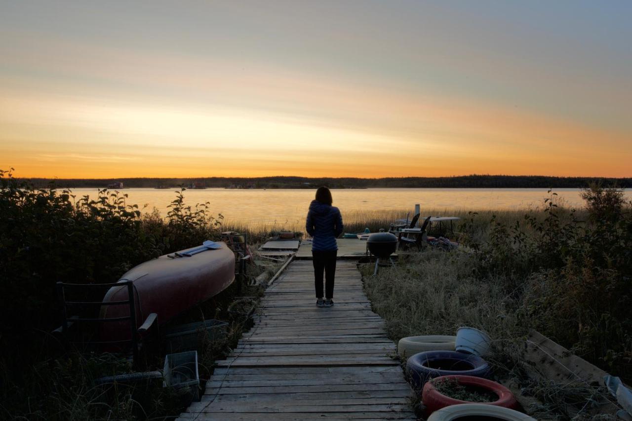 Mabuhay Lakeside Manor Bed & Breakfast Yellowknife Bagian luar foto