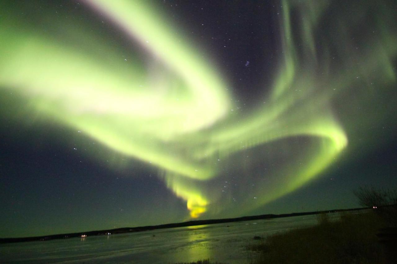 Mabuhay Lakeside Manor Bed & Breakfast Yellowknife Bagian luar foto