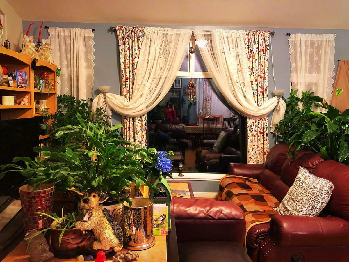 Mabuhay Lakeside Manor Bed & Breakfast Yellowknife Bagian luar foto