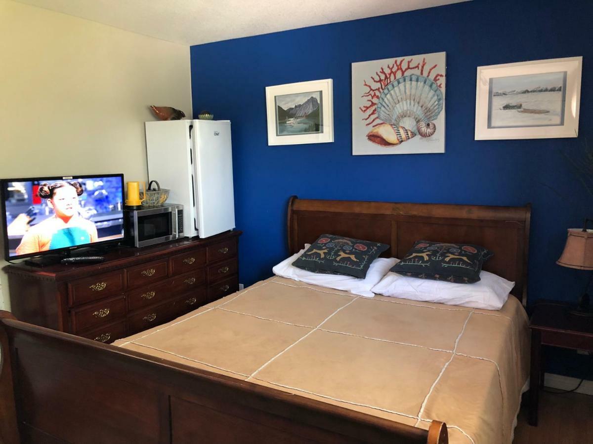 Mabuhay Lakeside Manor Bed & Breakfast Yellowknife Bagian luar foto