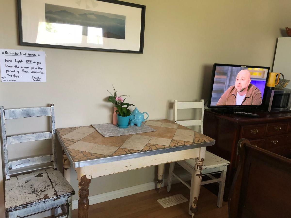 Mabuhay Lakeside Manor Bed & Breakfast Yellowknife Bagian luar foto